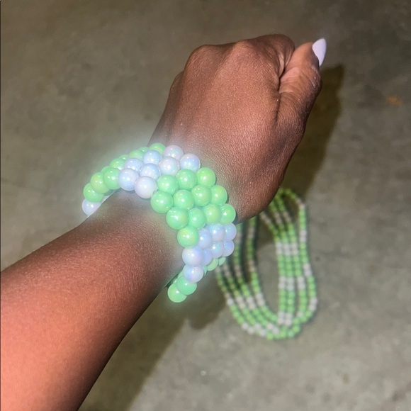 Green and White Beaded Necklace and Bracelet Set - Picture 7 of 7